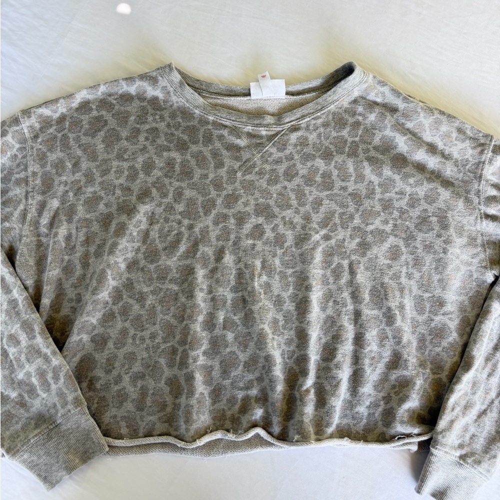 Colsie Gray Leopard Print Top
